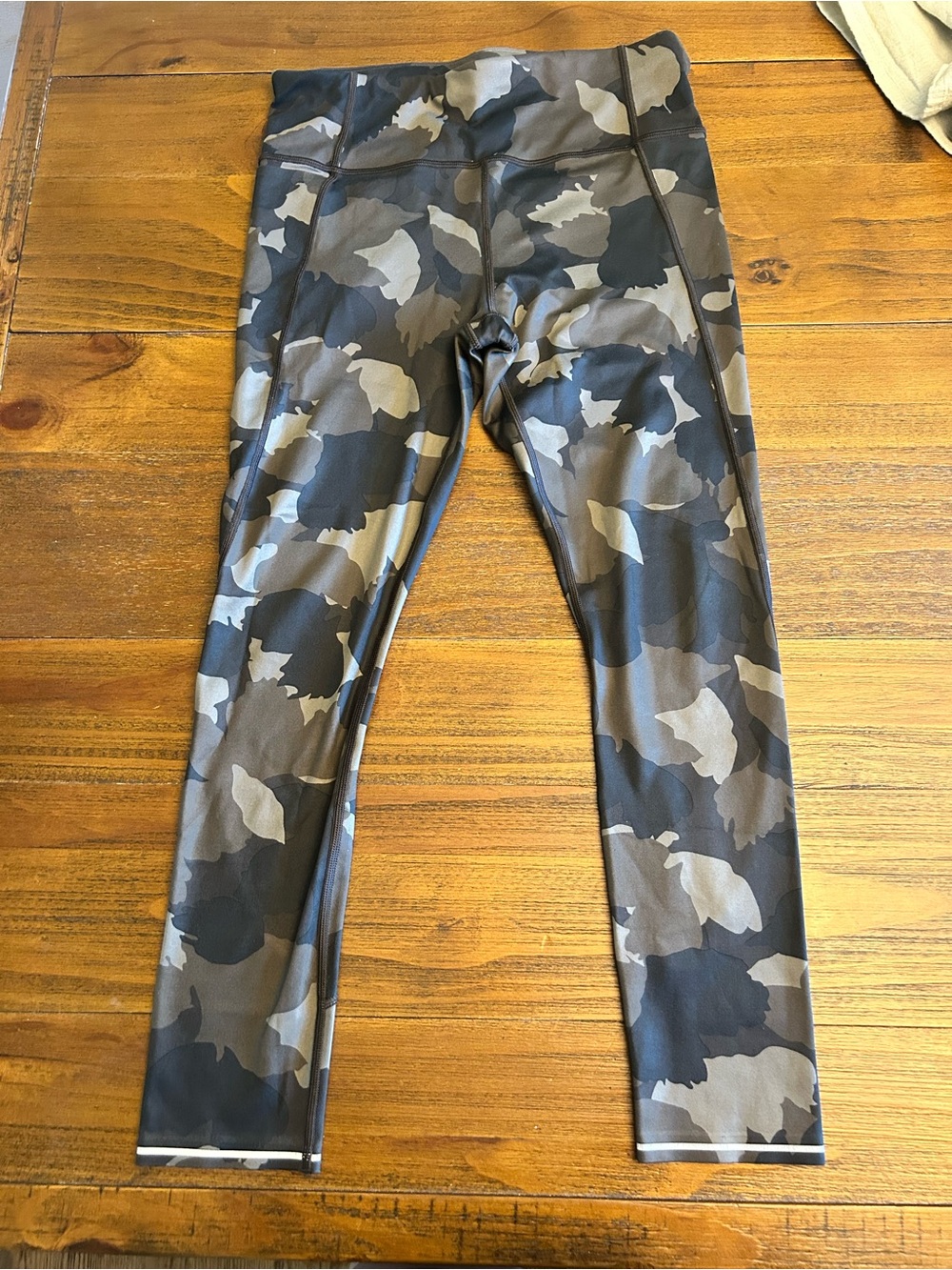 Athleta Camo High Rise 7/8 Leggings Size Small